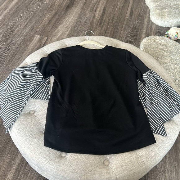 Mid sleeve top. Black and striped - Picture 2 of 2